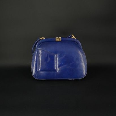 Réunion de deux sacs et une pochette, en...