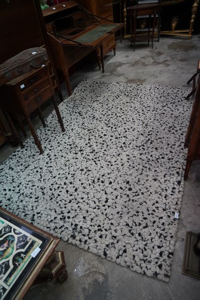 Un tapis courant.
