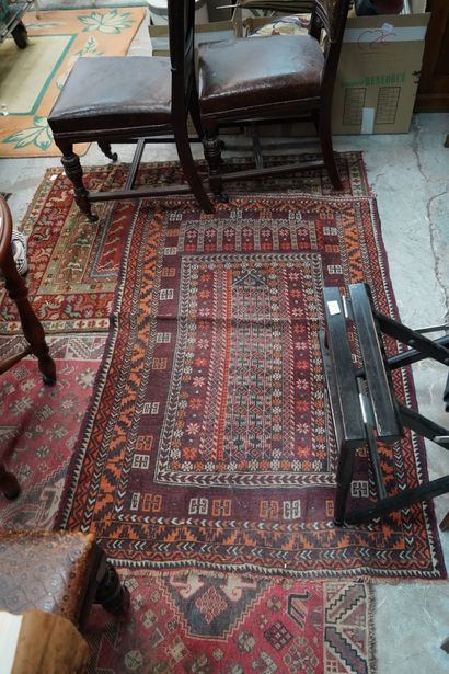 Réunion de tapis orientaux et de style, à...