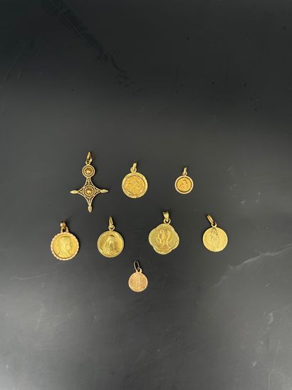 Réunion de médailles et pendentif en or 18K...