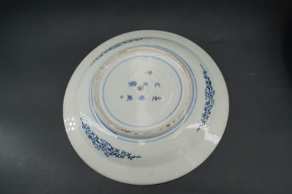 Deux assiettes en porcelaine, l'une à décor...