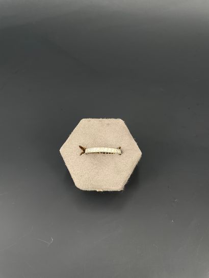 Alliance américaine en or gris 18K (750 millièmes)...