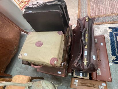 Réunion de malles de voyage, valises, nécessaire...