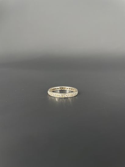 Alliance américaine en or gris 18K (750 millièmes)...