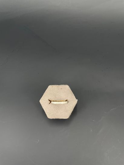 Alliance américaine en or gris 18K (750 millièmes)...