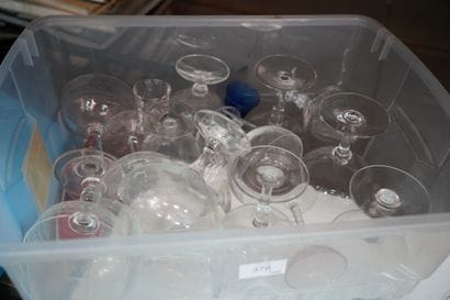 Une réunion de verres dépareillés. 2 car...