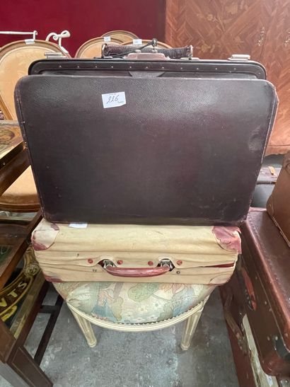 Réunion de malles de voyage, valises, nécessaire...