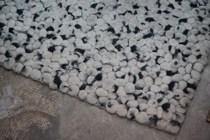 Un tapis courant.