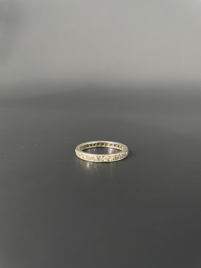 Alliance américaine en or gris 18K (750 millièmes)...