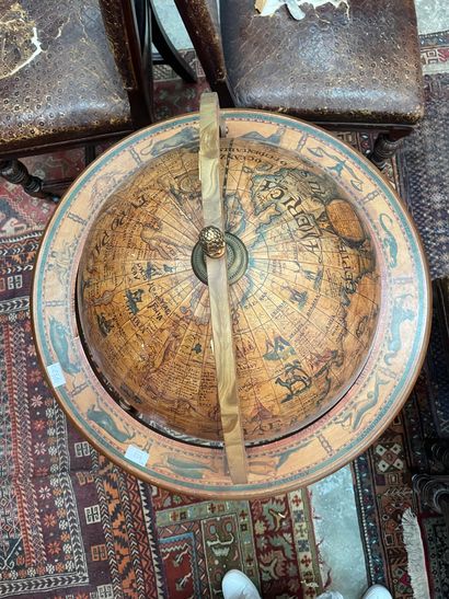 Meuble bar épousant la forme d'un globe terrestre,...