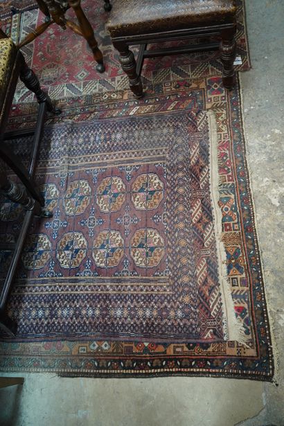 Réunion de tapis orientaux et de style, à...