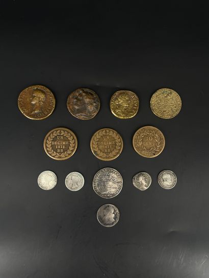 Ensemble de monnaies anciennes.