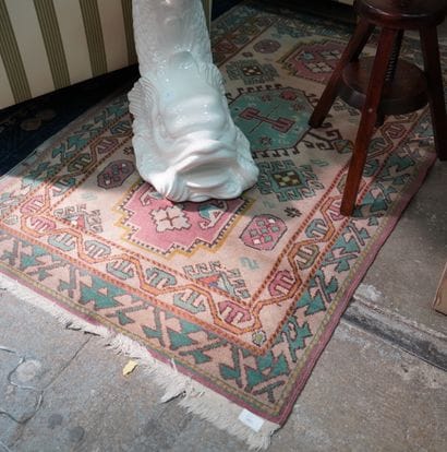 Réunion de tapis courants et chinois. Cinq...