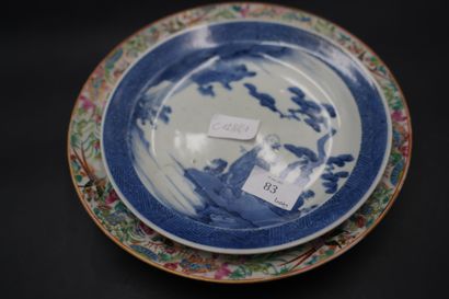 Deux assiettes en porcelaine, l'une à décor...
