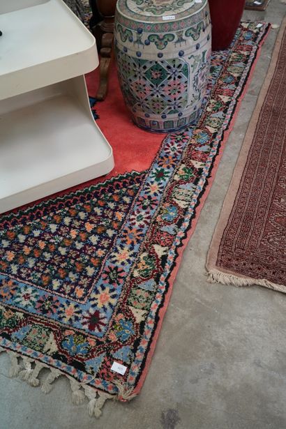 Un tapis berbère à décor géométrique polychrome....