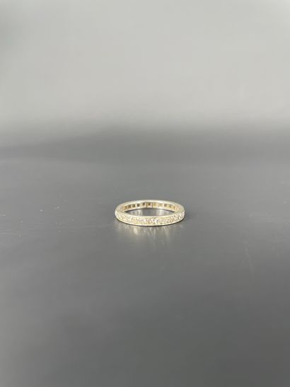 Alliance américaine en or gris 18K (750 millièmes)...