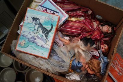 Une réunion de marionnettes en bois et tissu,...