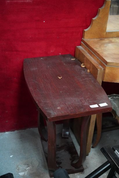 Coiffeuse en bois plaqué ornée d'un miroir...
