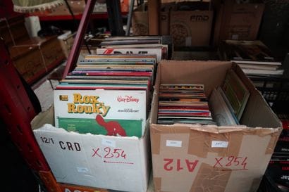 *Ensemble de vinyles et variétés. 3 cart...