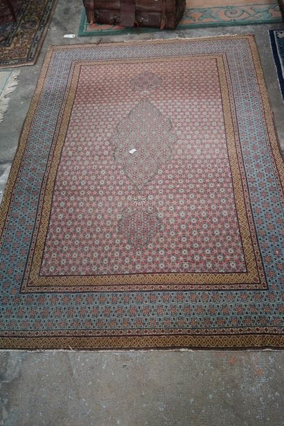 Tapis à décor géométrique polychrome, Orient,...