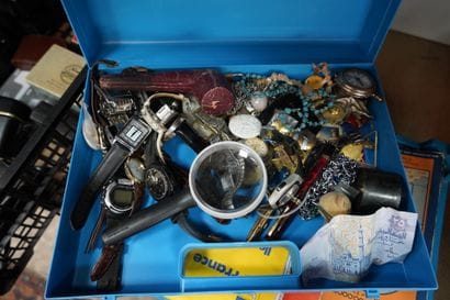 Une réunion de bijoux fantaisie, montres,...