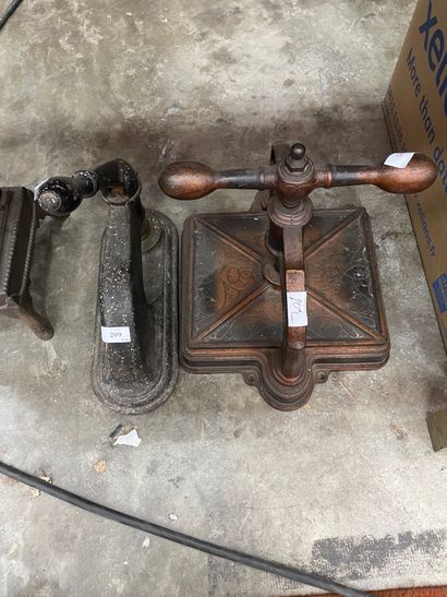 Deux presses en métal