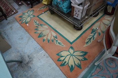 Réunion de tapis courants et chinois. Cinq...