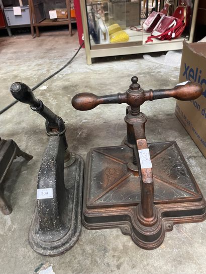 Deux presses en métal