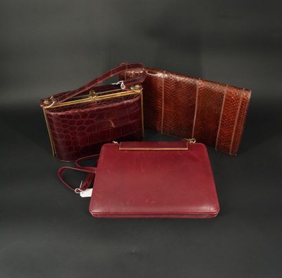 Réunion de deux sacs et une pochette, en...