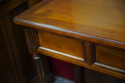 Table console en bois teinté, ouvre à un...