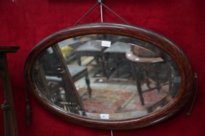 Deux miroirs, l'un en bois mouluré à pans...