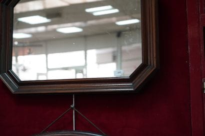 Deux miroirs, l'un en bois mouluré à pans...