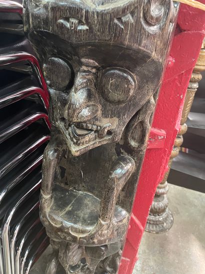 Escalier dayak, bois de fer de Bornéo patiné,...