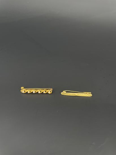 Deux broches en or 18K (750 millièmes), l'une...