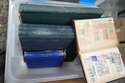 Lot de timbres en albums et vrac. Trois ...