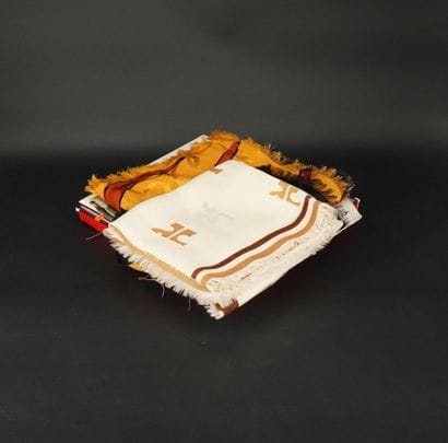 Hermès Paris : Foulard en soie modèle « Brandebourg...