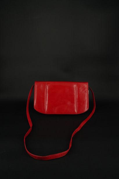 Réunion de deux pochettes et un sac, en l’état

-	1...