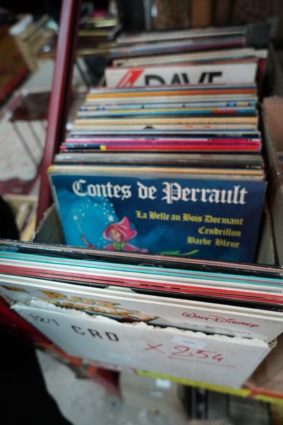 *Ensemble de vinyles et variétés. 3 cart...