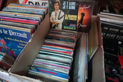 *Ensemble de vinyles et variétés. 3 cart...