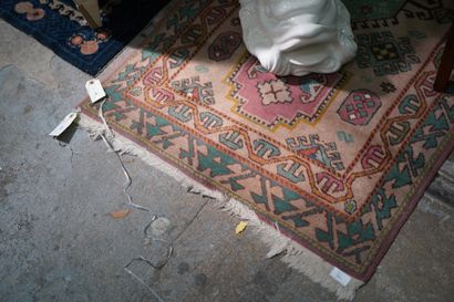Réunion de tapis courants et chinois. Cinq...