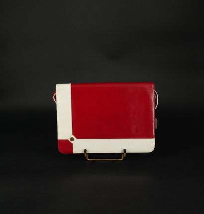 Réunion de deux pochettes et un sac, en l’état

-	1...