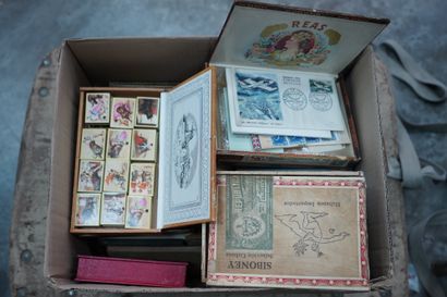 Lot de timbres en albums et vrac. Trois ...