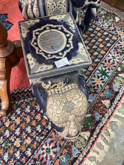 Paire d'éléphants en céramique émaillée....