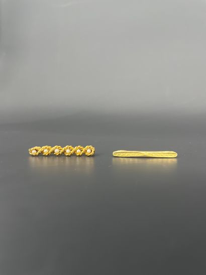 Deux broches en or 18K (750 millièmes), l'une...