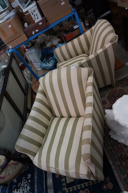 Paire de fauteuils confortables.