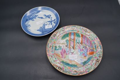 Deux assiettes en porcelaine, l'une à décor...