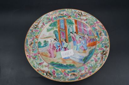 Deux assiettes en porcelaine, l'une à décor...