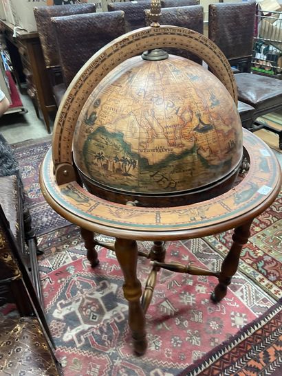 Meuble bar épousant la forme d'un globe terrestre,...