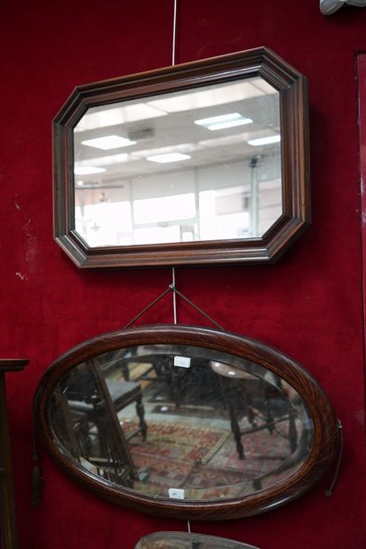 Deux miroirs, l'un en bois mouluré à pans...