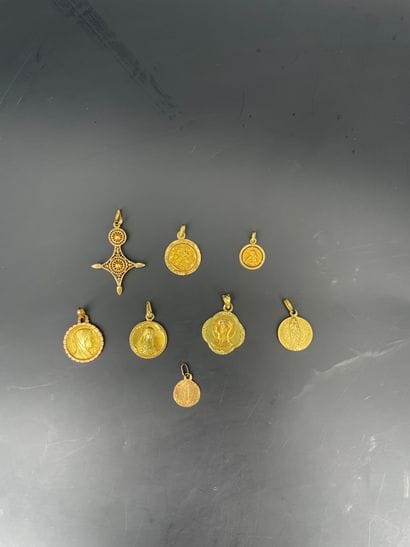 Réunion de médailles et pendentif en or 18K...